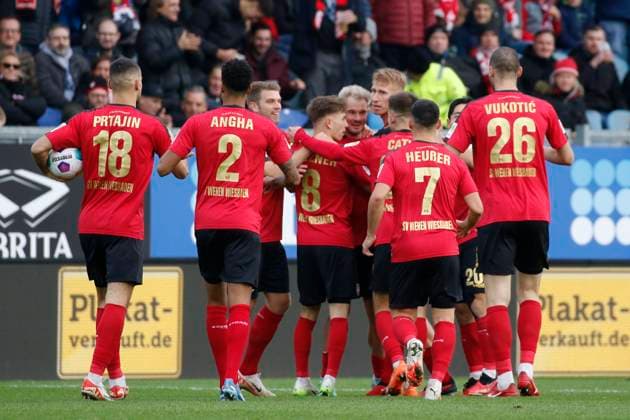 12 11 2023, xavx, Soccer 2 Bundesliga, SV Wehen Wiesbaden 1 FC Kaiserslautern emspor, v l Thijmen Goppel SV Wehen Wiesbaden celebrate the goal, Der Torjubel zum 1 1 DFL DFB REGULATIONS PROHIBIT ANY USE OF PHOTOGRAPHS as IMAGE SEQUENCES and or QUASI VIDEO Wiesbaden