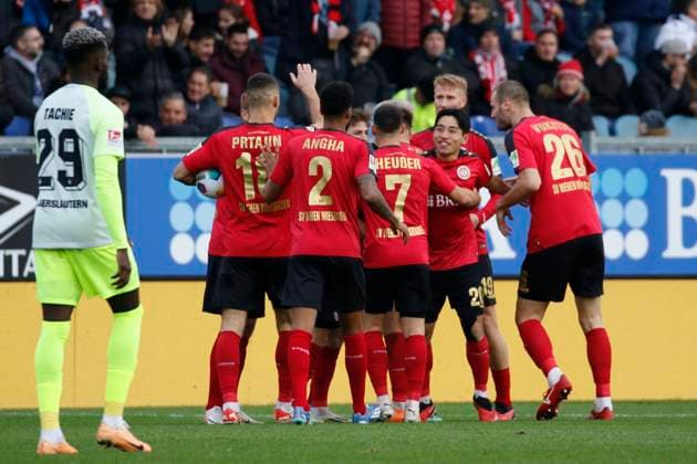 12 11 2023, xavx, Soccer 2 Bundesliga, SV Wehen Wiesbaden 1 FC Kaiserslautern emspor, v l Thijmen Goppel SV Wehen Wiesbaden celebrate the goal, Der Torjubel zum 1 1 DFL DFB REGULATIONS PROHIBIT ANY USE OF PHOTOGRAPHS as IMAGE SEQUENCES and or QUASI VIDEO Wiesbaden