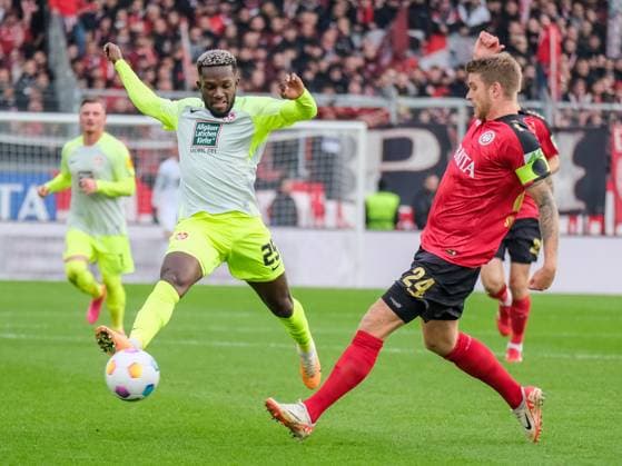 Richmond Tachie 1 FC Kaiserslautern, 29 in duel with Marcus Mathisen SV Wehen Wiesbaden, 24 , GER, SV Wehen Wiesbaden vs 1 FC Kaiserslautern, Football, 2 Bundesliga, Matchday 13, Season 2023 2024, 12 11 2023, DFL regulations prohibit any use of photographs as image sequences and or quasi video GER, SV Wehen Wiesbaden vs 1 FC Kaiserslautern, Football, 2 Bundesliga, Matchday 13, Season 2023 2024, 12 11 2023, Wiesbaden Copyright: xEibner-Pressefoto FlorianxWieganx EP_FWD