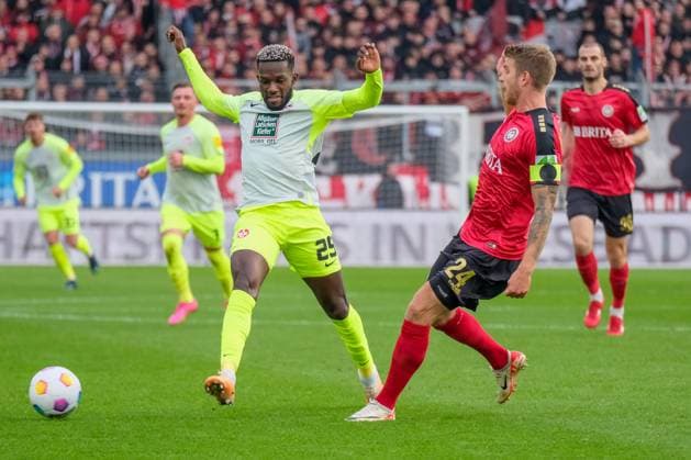 Richmond Tachie 1 FC Kaiserslautern, 29 in duel with Marcus Mathisen SV Wehen Wiesbaden, 24 , GER, SV Wehen Wiesbaden vs 1 FC Kaiserslautern, Football, 2 Bundesliga, Matchday 13, Season 2023 2024, 12 11 2023, DFL regulations prohibit any use of photographs as image sequences and or quasi video GER, SV Wehen Wiesbaden vs 1 FC Kaiserslautern, Football, 2 Bundesliga, Matchday 13, Season 2023 2024, 12 11 2023, Wiesbaden Copyright: xEibner-Pressefoto FlorianxWieganx EP_FWD