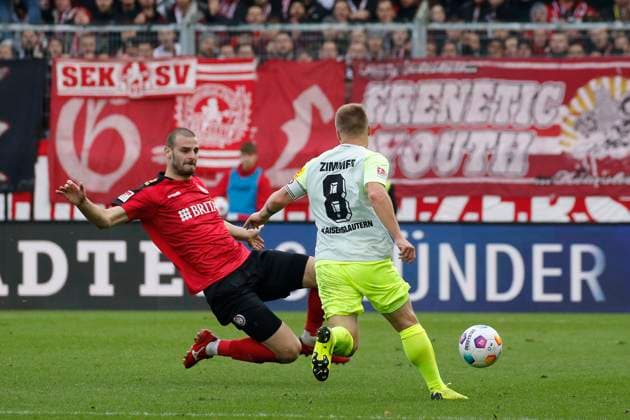 12 11 2023, xavx, Soccer 2 Bundesliga, SV Wehen Wiesbaden 1 FC Kaiserslautern emspor, v l Aleksandar Vukotic SV Wehen Wiesbaden , Jean Zimmer 1 FC Kaiserslautern DFL DFB REGULATIONS PROHIBIT ANY USE OF PHOTOGRAPHS as IMAGE SEQUENCES and or QUASI VIDEO Wiesbaden
