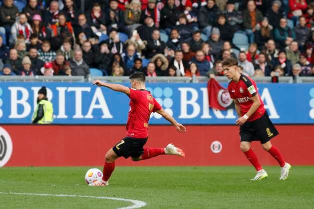 12 11 2023, xavx, Soccer 2 Bundesliga, SV Wehen Wiesbaden 1 FC Kaiserslautern emspor, v l Robin Heußer SV Wehen Wiesbaden Goal scored, scored the goal to 2 1 DFL DFB REGULATIONS PROHIBIT ANY USE OF PHOTOGRAPHS as IMAGE SEQUENCES and or QUASI VIDEO Wiesbaden