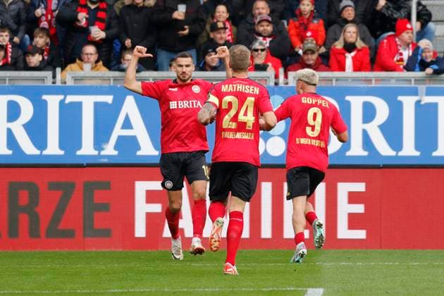 12 11 2023, xavx, Fußball 2 Bundesliga, SV Wehen Wiesbaden 1 FC Kaiserslautern emspor, v l Ivan Prtajin SV Wehen Wiesbaden , Marcus Mathisen SV Wehen Wiesbaden , Thijmen Goppel SV Wehen Wiesbaden celebrate the goal, Der Torjubel zum 2 1 durch Robin Heußer SV Wehen Wiesbaden DFL DFB REGULATIONS PROHIBIT ANY USE OF PHOTOGRAPHS as IMAGE SEQUENCES and or QUASI VIDEO Wiesbaden
