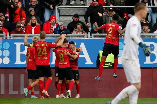 12 11 2023, xavx, Soccer 2 Bundesliga, SV Wehen Wiesbaden 1 FC Kaiserslautern emspor, v l Robin Heußer SV Wehen Wiesbaden celebrate the goal, Der Torjubel zum 2 1 DFL DFB REGULATIONS PROHIBIT ANY USE OF PHOTOGRAPHS as IMAGE SEQUENCES and or QUASI VIDEO Wiesbaden