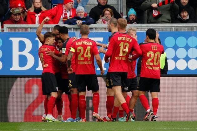 12 11 2023, xavx, Soccer 2 Bundesliga, SV Wehen Wiesbaden 1 FC Kaiserslautern emspor, v l Robin Heußer SV Wehen Wiesbaden celebrate the goal, Der Torjubel zum 2 1 DFL DFB REGULATIONS PROHIBIT ANY USE OF PHOTOGRAPHS as IMAGE SEQUENCES and or QUASI VIDEO Wiesbaden