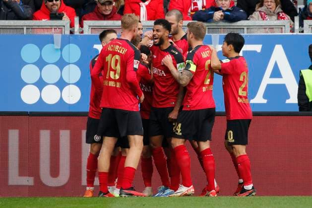 12 11 2023, xavx, Soccer 2 Bundesliga, SV Wehen Wiesbaden 1 FC Kaiserslautern emspor, v l Robin Heußer SV Wehen Wiesbaden celebrate the goal, Der Torjubel zum 2 1 DFL DFB REGULATIONS PROHIBIT ANY USE OF PHOTOGRAPHS as IMAGE SEQUENCES and or QUASI VIDEO Wiesbaden