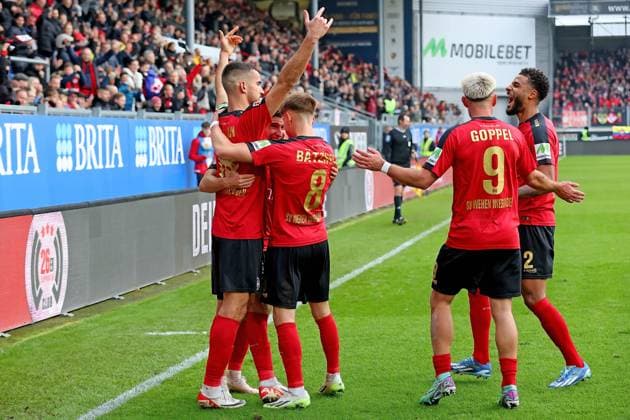Wiesbaden, Germany 12 November 2023 2 BL 2023 2024 SV Wehen Wiesbaden vs 1 FC Kaiserslautern In the picture Wiesbaden players celebrate the goal for 2 1 DFL regulations prohibit any use of photographs as image sequences and or quasi video Britta Arena Hessen Copyright: xFotostandx xRacochax