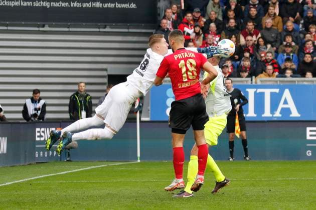 12 11 2023, xavx, Soccer 2 Bundesliga, SV Wehen Wiesbaden 1 FC Kaiserslautern emspor, v l Goalkeeper Julian Krahl 1 FC Kaiserslautern catches the ball in front of Ivan Prtajin SV Wehen Wiesbaden DFL DFB REGULATIONS PROHIBIT ANY USE OF PHOTOGRAPHS as IMAGE SEQUENCES and or QUASI VIDEO Wiesbaden