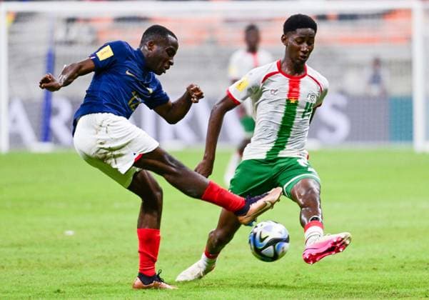 (231112) -- JAKARTA, Nov. 12, 2023 -- Yoram Zague (L) of France competes with Lassina Traore of Burkina Faso during the group E match of the FIFA World Cup, WM, Weltmeisterschaft, Fussball U17, U 17 at the Jakarta International Stadium in Jakarta, Indonesia, Nov. 12, 2023. ) (SP)INDONESIA-JAKARTA-FIFA-WORLD CUP-U17-GROUP E-FRA VS BFA Zulkarnain 
