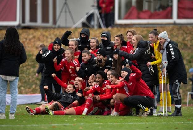 Soccer, Women, Season 2023 2024, Regionalliga Nordost 10 Matchday , 1 FC Union Berlin Türkiyemspor Berlin, Winner photo Union after final whistle, 12 11 2023, Copyright: xSebastianxRäppold MatthiasxKochx