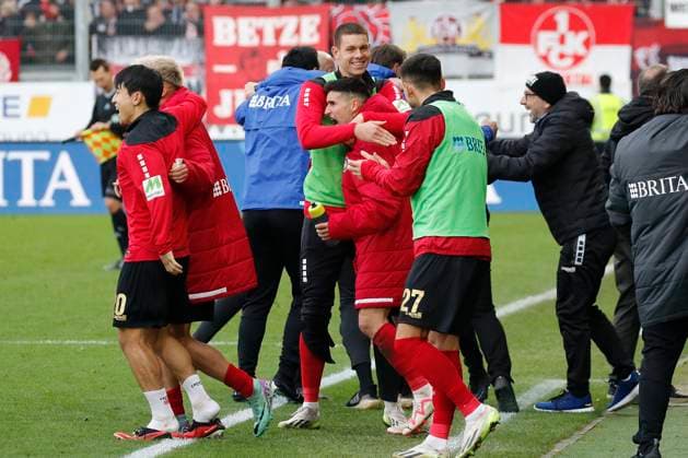 12 11 2023, xavx, Fußball 2 Bundesliga, SV Wehen Wiesbaden 1 FC Kaiserslautern emspor, v l Robin Heußer SV Wehen Wiesbaden jubeln jubiliert nach Spielende DFL DFB REGULATIONS PROHIBIT ANY USE OF PHOTOGRAPHS as IMAGE SEQUENCES and or QUASI VIDEO Wiesbaden