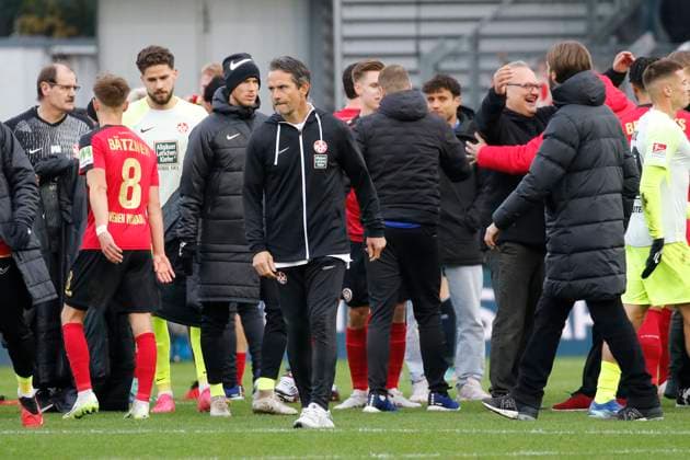 12 11 2023, xavx, Soccer 2 Bundesliga, SV Wehen Wiesbaden 1 FC Kaiserslautern emspor, v l coach Dirk Schuster 1 FC Kaiserslautern disappointed, disappointed looking, dissapointed DFL DFB REGULATIONS PROHIBIT ANY USE OF PHOTOGRAPHS as IMAGE SEQUENCES and or QUASI VIDEO Wiesbaden