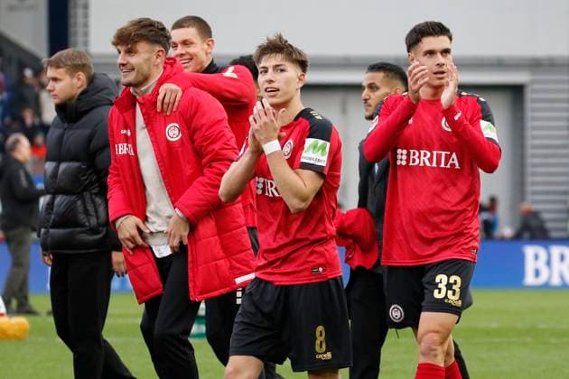12 11 2023, xavx, Fußball 2 Bundesliga, SV Wehen Wiesbaden 1 FC Kaiserslautern emspor, v l Nick Bätzner SV Wehen Wiesbaden , John Iredale SV Wehen Wiesbaden jubeln jubiliert nach Spielende DFL DFB REGULATIONS PROHIBIT ANY USE OF PHOTOGRAPHS as IMAGE SEQUENCES and or QUASI VIDEO Wiesbaden