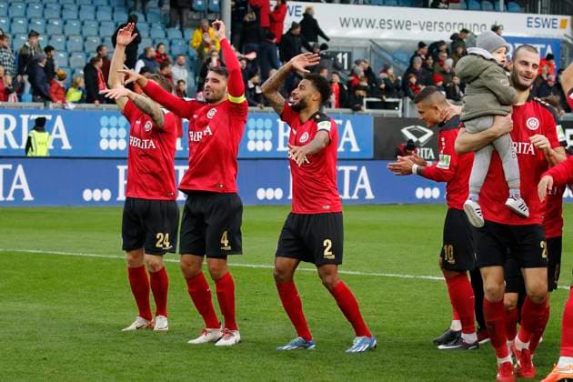 12 11 2023, xavx, Fußball 2 Bundesliga, SV Wehen Wiesbaden 1 FC Kaiserslautern emspor, v l Marcus Mathisen SV Wehen Wiesbaden , Sascha Mockenhaupt SV Wehen Wiesbaden , Martin Angha SV Wehen Wiesbaden jubeln jubiliert nach Spielende DFL DFB REGULATIONS PROHIBIT ANY USE OF PHOTOGRAPHS as IMAGE SEQUENCES and or QUASI VIDEO Wiesbaden