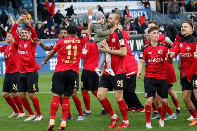 12 11 2023, xavx, Soccer 2 Bundesliga, SV Wehen Wiesbaden 1 FC Kaiserslautern emspor, v l players the team of SV Wehen Wiesbaden cheering after the end of the match DFL DFB REGULATIONS PROHIBIT ANY USE OF PHOTOGRAPHS as IMAGE SEQUENCES and or QUASI VIDEO Wiesbaden