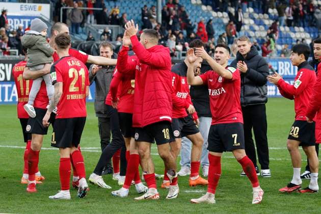 12 11 2023, xavx, Soccer 2 Bundesliga, SV Wehen Wiesbaden 1 FC Kaiserslautern emspor, v l players the team of SV Wehen Wiesbaden cheering after the end of the match DFL DFB REGULATIONS PROHIBIT ANY USE OF PHOTOGRAPHS as IMAGE SEQUENCES and or QUASI VIDEO Wiesbaden