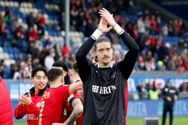 12 11 2023, xavx, Soccer 2 Bundesliga, SV Wehen Wiesbaden 1 FC Kaiserslautern emspor, v l Goalkeeper Florian Stritzel SV Wehen Wiesbaden cheers after the end of the match DFL DFB REGULATIONS PROHIBIT ANY USE OF PHOTOGRAPHS as IMAGE SEQUENCES and or QUASI VIDEO Wiesbaden