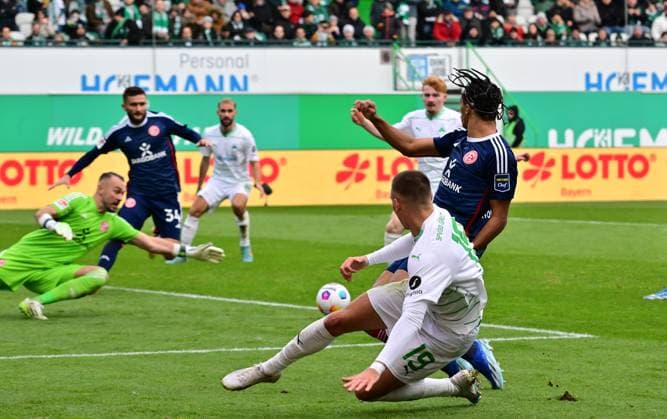 12 11 2023 Soccer Season 2023 2024 2 Soccer Bundesliga 13 Matchday SpVgg Greuther Fürth Kleeblatt Fortuna Düsseldorf F95 Sportfoto Zink MeZi xmexzix DFL regulations prohibit any use of photographs as image sequences and or quasi video only for editorial use Robert Wagner 22, SpVgg Greuther Fürth, back scored goal goal shot for 1 0 against Florian Kastenmeier 33, Fortuna Düsseldorf F95 Emmanuel Iyoha 19, Fortuna Düsseldorf F95
