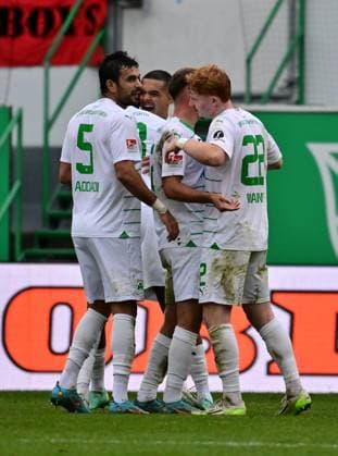 12 11 2023 Soccer Season 2023 2024 2 Soccer Bundesliga 13 Matchday SpVgg Greuther Fürth Kleeblatt Fortuna Düsseldorf F95 Sportfoto Zink MeZi xmexzix DFL regulations prohibit any use of photographs as image sequences and or quasi video only for editorial use Jubel Freude nach Spielende Oussama Haddadi 5, SpVgg Greuther Fürth Maximilian Solomon Dietz 33, SpVgg Greuther Fürth Simon Asta 2, SpVgg Greuther Fürth Robert Wagner 22, SpVgg Greuther Fürth