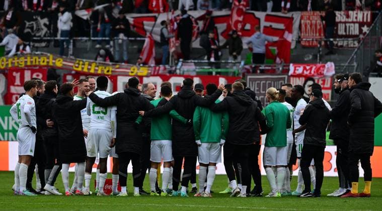 12 11 2023 Soccer season 2023 2024 2 Soccer Bundesliga 13 Matchday SpVgg Greuther Fürth Kleeblatt Fortuna Düsseldorf F95 Sportfoto Zink MeZi xmexzix DFL regulations prohibit any use of photographs as image sequences and or quasi video only for editorial use Teamkreis Mannschaft Team Fürth Jubel Freude nach Spielende Alexander Zorniger Trainer SpVgg Greuther Fürth, center