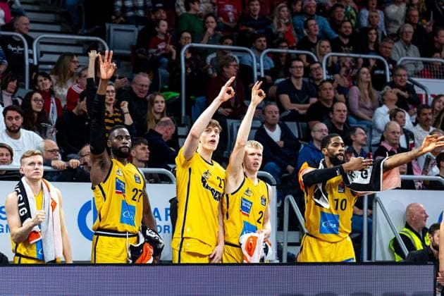 Sport Themen der Woche KW45 Sport Bilder des Tages Jacob Patrick (MHP Riesen Ludwigsburg, 02), Eddy Edigin (MHP Riesen Ludwigsburg, 27), Dominykas Pleta (MHP Riesen Ludwigsburg, 21), Jacob Patrick (MHP Riesen Ludwigsburg, 02), Elijah Childs (MHP Riesen Ludwigsburg, 10), Team, Mannschaft, jubelt, Jubel, positive Emotionen, Bamberg Baskets vs. MHP RIESEN Ludwigsburg, Basketball, easyCredit BBL, 7. Spieltag, 12.11.2023 Bamberg Baskets vs. MHP RIESEN Ludwigsburg, Basketball, easyCredit BBL, 7. Spieltag, 12.11.2023 Bamberg *** Jacob Patrick MHP Riesen Ludwigsburg, 02 , Eddy Edigin MHP Riesen Ludwigsburg, 27 , Dominykas Pleta MHP Riesen Ludwigsburg, 21 , Jacob Patrick MHP Riesen Ludwigsburg, 02 , Elijah Childs MHP Riesen Ludwigsburg, 10 , Team, Team, cheers, jubilation, positive emotions, Bamberg Baskets vs MHP RIESEN Ludwigsburg, Basketball, easyCredit BBL, Matchday 7, 12 11 2023 Bamberg Baskets vs MHP RIESEN Ludwigsburg, Basketball, easyCredit BBL, Matchday 7, 12 11 2023 Bamberg Copyright: xEibner-Pressefoto G.xSantemizx EP_EER