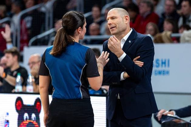 Danjana Rey Referee , Oren Amiel Bamberg Baskets, Coach , Bamberg Baskets vs MHP RIESEN Ludwigsburg, Basketball, easyCredit BBL, Matchday 7, 12 11 2023 Bamberg Baskets vs MHP RIESEN Ludwigsburg, Basketball, easyCredit BBL, Matchday 7, 12 11 2023 Bamberg Copyright: xEibner-Pressefoto G.xSantemizx EP_EER