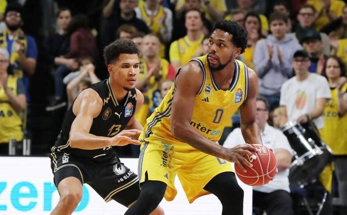 Sport Themen der Woche KW45 Sport Bilder des Tages Brandon Tischler, Sterling Brown Zweikampf Spielszene Aktion Basketball BBL Bundesliga Herren Saison 2023 2024 12.11.2023 ALBA Berlin vs Löwen Braunschweig *** Brandon Tischler, Sterling Brown duel Match scene Action Sport Basketball BBL Bundesliga Men Season 2023 2024 12 11 2023 ALBA Berlin vs Löwen Braunschweig