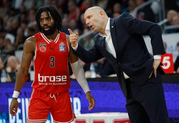from left Malik Johnson Bamberg Baskets, 3 and Head Coach Oren Amiel Bamberg Baskets , 12 11 2023, Basketball, BBL, Bamberg Baskets MHP Riesen Ludwigsburg, GER, Bamberg, Brose Arena, DFL REGULATIONS PROHIBIT ANY USE OF PHOTOGRAPHS AS IMAGE SEQUENCES AND OR QUASI VIDEO Copyright: HMBxMedia xHeikoxBecker