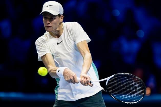 Nitto ATP, Tennis Herren Finals - Day One Jannik Sinner of Italy plays a backhand during the round robin singles match against Stefanos Tsitsipas of Greece during day one of the Nitto ATP Finals. Jannik Sinner won the match 6-4, 6-4. Turin Italy Copyright: xNicolòxCampox