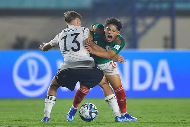 Sport Bilder des Tages RECORD DATE NOT STATED FIFA U-17 World Cup Indonesia 2023 Mexico 1-3 Germany (L-R), Maximilian Henning of Germany and Gael Alvarez of Mexico during the game Mexico vs Germany, corresponding to Group F of the FIFA U-17 World Cup Indonesia 2023, at Si Jalak Harupat Stadium, on November 12, 2023. <br><br> (I-D), Maximilian Henning de Alemania y Gael Alvarez de Mexico durante el partido Mexico vs Alemania, correspondiente al Grupo F de la Copa Mundial de la FIFA Sub-17 Indonesia 2023, en el Estadio Si Jalak Harupat Stadium, el 12 de Noviembre de 2023. BANDUNG INDONESIA INDONESIA  Copyright: xAdrianxMaciasx 20231112080703_FWC_U17_GF_MEX_GER_ALVAREZ89