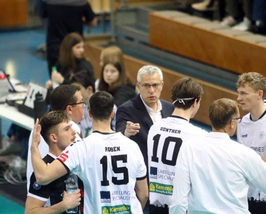 in the center coach Mircea DUDAS Haching , He Bundesliga 23 24, TSV Haching Muenchen vs Baden Volleys Karlsruhe, Geothermie Arena Unterhaching, 12 11 23 Copyright: WolfgangxFehrmann