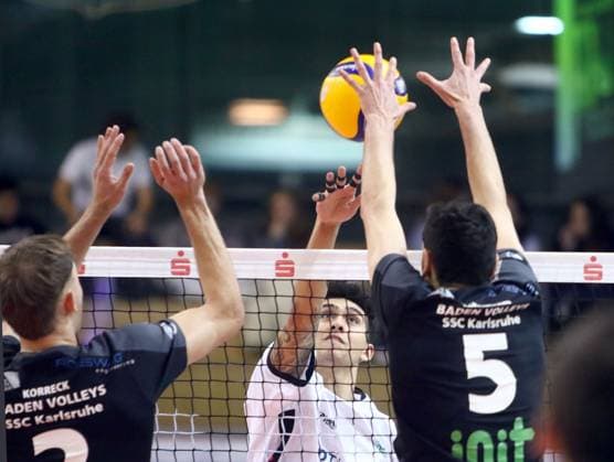 from left Austin MATAUTIA Haching , Philipp SCHUMANN Karlsruhe , He Bundesliga 23 24, TSV Haching Muenchen vs Baden Volleys Karlsruhe, Geothermie Arena Unterhaching, 12 11 23 Copyright: WolfgangxFehrmann