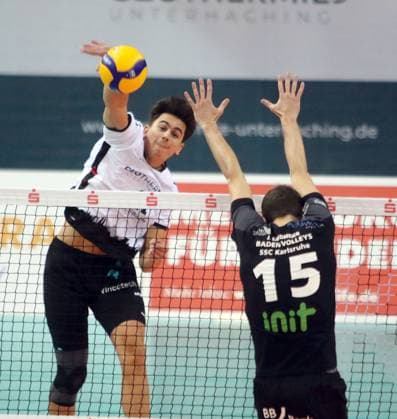 from left Juro PETRUSIC Haching , Jens SANDMEIER Karlsruhe , He Bundesliga 23 24, TSV Haching Muenchen vs Baden Volleys Karlsruhe, Geothermie Arena Unterhaching, 12 11 23 Copyright: WolfgangxFehrmann