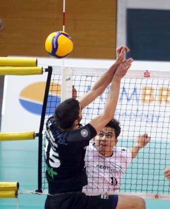 from left Jens SANDMEIER Karlsruhe , Juro PETRUSIC Haching , He Bundesliga 23 24, TSV Haching Muenchen vs Baden Volleys Karlsruhe, Geothermie Arena Unterhaching, 12 11 23 Copyright: WolfgangxFehrmann