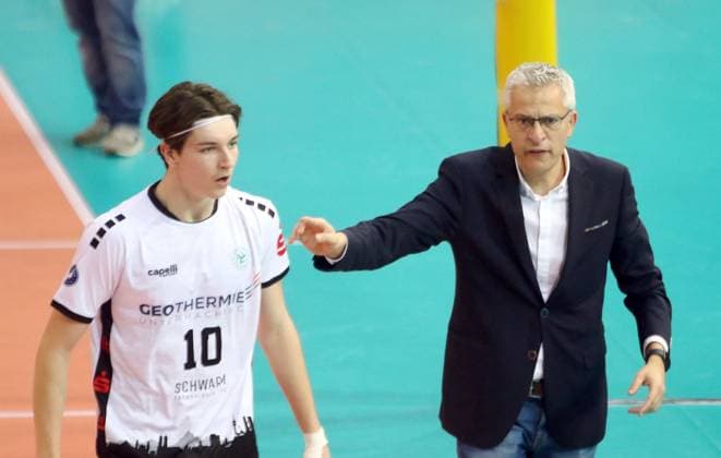 from left Daniel GUENTHER Haching , coach Mircea DUDAS Haching , He Bundesliga 23 24, TSV Haching Muenchen vs Baden Volleys Karlsruhe, Geothermie Arena Unterhaching, 12 11 23 Copyright: WolfgangxFehrmann