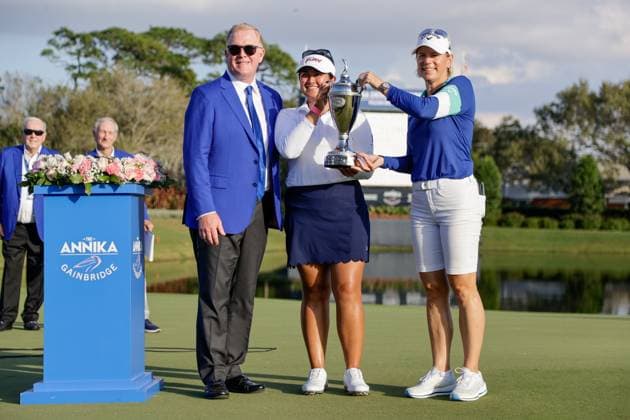 November 12, 2023, Belleair, Florida, USA: Dan Doyle, owner of the Pelican Golf Club (L) and Annika Sorenstam (R) presents the 2023 Annika championship trophy to Lillia Vu on Sunday, Nov. 12, 2023 in Belleair. Belleair USA - ZUMAs70_ 0334456091st Copyright: xLuisxSantanax