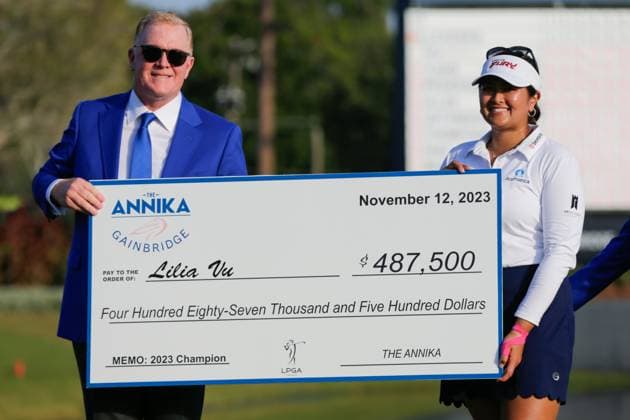 November 12, 2023, Belleair, Florida, USA: Dan Doyle, owner of the Pelican Golf Club presents the 2023 Annika championship check to Lillia Vu on Sunday, Nov. 12, 2023 in Belleair. Belleair USA - ZUMAs70_ 0334456098st Copyright: xLuisxSantanax