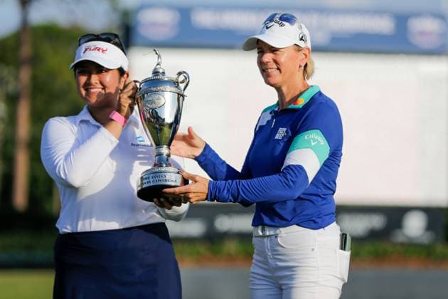 November 12, 2023, Belleair, Florida, USA: Annika Sorenstam (R) presents the 2023 Annika championship trophy to Lillia Vu on Sunday, Nov. 12, 2023 in Belleair. Belleair USA - ZUMAs70_ 0334456101st Copyright: xLuisxSantanax