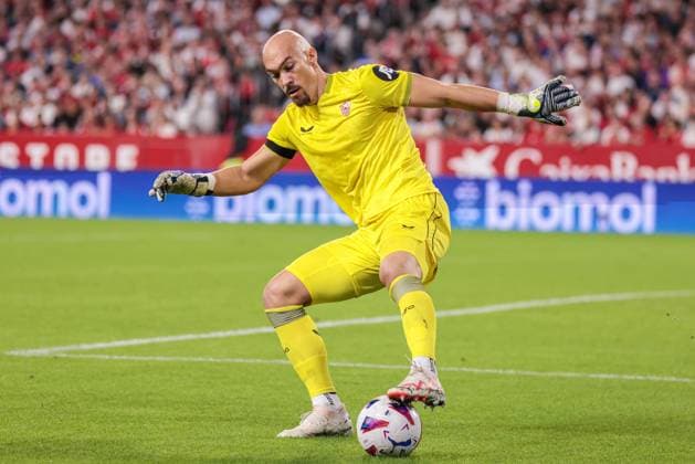 Sevilla FC v Real Betis - LaLiga EA Sports Marko Dmitrovic of Sevilla FC control the ball during the La Liga EA Sports match between Sevilla FC and Real Betis at Ramon Sanchez Pizjuan on November 12, 2023 in Seville, Spain. Seville Spain  Copyright: xDAXxImagesx originalFilename:daximages-sevillaf231111_npgjx.jpg