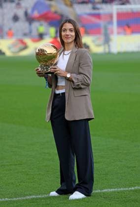 FC Barcelona, Barca v Deportivo Alaves - LaLiga EA Sports Aitana Bonmati offering the Ballon d Or to the fans during the match between FC Barcelona and Deportivo Alaves, corresponding to the week 13 of LaLiga EA Sports, played at the Olympic Stadium Lluis Companys, in Barcelona, on 12th November 2023. Barcelona Barcelona Spain  Copyright: xUrbanandsportx originalFilename:urbanandsport-fcbarcel231112_npzaK.jpg