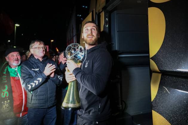 Bilder des Jahres 2023, Sport 11 November Sport Themen der Woche KW46 Sport Bilder des Tages 13.11.2023, xtgx, Handball, IHF Super Globe, Empfang Club-Weltmeister SC Magdeburg emspor v.l. Christian O Sullivan (Magdeburg, 24) mit dem Pokal Magdeburg *** 13 11 2023, xtgx, Handball, IHF Super Globe, Reception Club World Champion SC Magdeburg emspor v l Christian O Sullivan Magdeburg, 24 with the cup Magdeburg