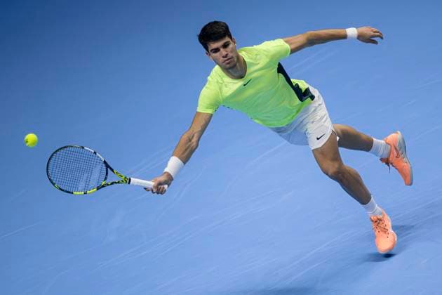 Nitto ATP, Tennis Herren Finals - Day Two Carlos Alcaraz of Spain in action during the round robin singles match against Alexander Zverev of Germany during day two of the Nitto ATP Finals. Alexander Zverev won 6-7(3), 6-3, 6-4. Turin Italy Copyright: xNicolòxCampox