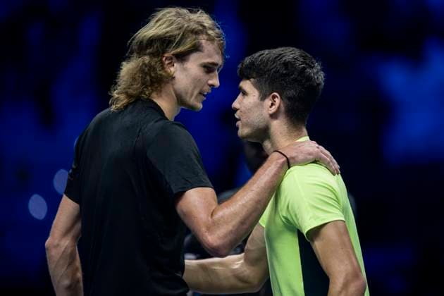 Sport Bilder des Tages Nitto ATP, Tennis Herren Finals - Day Two Alexander Zverev (L) of Germany hugs Carlos Alcaraz of Spain at the end of the round robin singles match during day two of the Nitto ATP Finals. Alexander Zverev won 6-7(3), 6-3, 6-4. Turin Italy Copyright: xNicolòxCampox