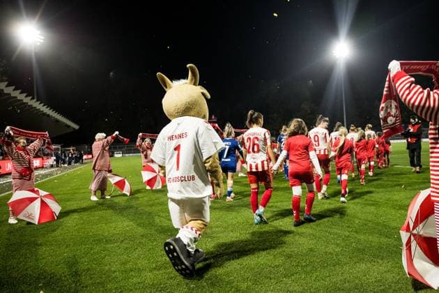 GOOGLE Pixel Frauen Bundesliga 1 FC Koeln TSG Hoffenheim 13 11 2023 Entrance of the teams, the Deutz clowns stand guard GOOGLE Pixel Frauen Bundesliga 1 FC Koeln TSG Hoffenheim, Koeln, Franz Kremer Stadion DFB REGULATIONS PROHIBIT ANY USE OF PHOTOGRAPHS AS IMAGE SEQUENCES AND OR QUASI VIDEO Copyright: xBEAUTIFULxSPORTS Wunderlx