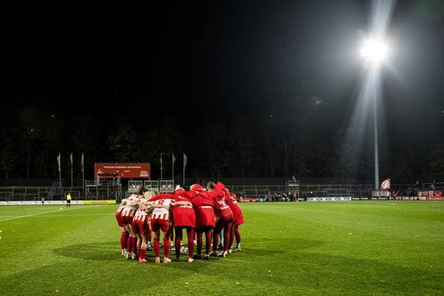 GOOGLE Pixel Frauen Bundesliga 1 FC Koeln TSG Hoffenheim 13 11 2023 Team circle of 1 FC Koeln before the start of the match GOOGLE Pixel Frauen Bundesliga 1 FC Koeln TSG Hoffenheim, Koeln, Franz Kremer Stadion DFB REGULATIONS PROHIBIT ANY USE OF PHOTOGRAPHS AS IMAGE SEQUENCES AND OR QUASI VIDEO Copyright: xBEAUTIFULxSPORTS Wunderlx