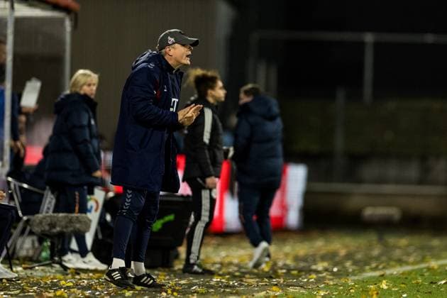 GOOGLE Pixel Frauen Bundesliga 1 FC Koeln TSG Hoffenheim 13 11 2023 Daniel Weber Trainer 1 FC Koeln bruellt GOOGLE Pixel Frauen Bundesliga 1 FC Koeln TSG Hoffenheim, Koeln, Franz Kremer Stadion DFB REGULATIONS PROHIBIT ANY USE OF PHOTOGRAPHS AS IMAGE SEQUENCES AND OR QUASI VIDEO Copyright: xBEAUTIFULxSPORTS Wunderlx