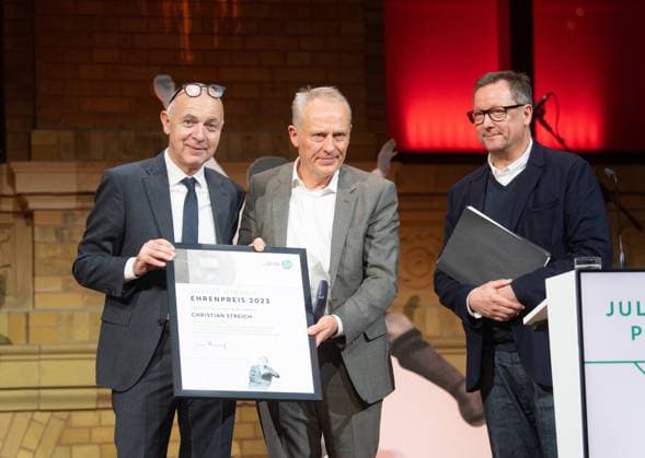 Bilder des Jahres 2023, Sport 11 November Sport Themen der Woche KW46 Sport Bilder des Tages Fussball, Saison 2023 2024, Verleihung des Julius Hirsch Preises in der Hauptstadtrepräsentanz der Deutschen Telekom, v. l. Präsident Bernd Neuendorf (Deutscher Fußball-Bund), Trainer Christian Streich (SC Freiburg) erhielt den Ehrenpreis, Schauspieler Matthias Brandt hielt die Laudatio auf den Ehrenpreisträger, 13.11. 2023, *** Football, 2023 2024 season, presentation of the Julius Hirsch Award at Deutsche Telekoms representative office in the capital, from l President Bernd Neuendorf German Football Association , coach Christian Streich SC Freiburg received the honorary award, actor Matthias Brandt gave the laudatory speech for the honorary award winner, 13 11 2023, Copyright: xSebastianxRäppold MatthiasxKochx