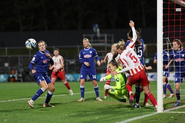 Google Pixel Womens Bundesliga 2023 2024, 1 FC Köln TSG Hoffenheim Lina von Schrader TSG, 28 defends corner with Mara Alber TSG, 11 , Celina Degen FC, 5 Köln Franz Kremer Stadion Nordrhein Westfalen Germany