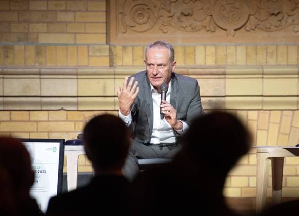 Sport Bilder des Tages Fussball, Saison 2023 2024, Verleihung des Julius Hirsch Preises in der Hauptstadtrepräsentanz der Deutschen Telekom, Trainer Christian Streich (SC Freiburg) erhielt den Ehrenpreis, 13.11. 2023, *** Football, 2023 2024 season, presentation of the Julius Hirsch Award at Deutsche Telekoms representative office in the capital, coach Christian Streich SC Freiburg received the honorary award, 13 11 2023, Copyright: xSebastianxRäppold MatthiasxKochx