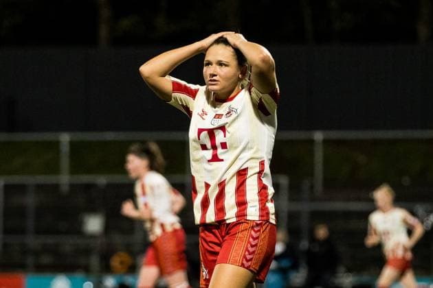 GOOGLE Pixel Womens Bundesliga 1 FC Koeln TSG Hoffenheim 13 11 2023 Marleen Schimmer 1 FC Koeln, 23 frustrated after missing a chance, puts her hands over her head GOOGLE Pixel Womens Bundesliga 1 FC Koeln TSG Hoffenheim, Koeln, Franz Kremer Stadion DFB REGULATIONS PROHIBIT ANY USE OF PHOTOGRAPHS AS IMAGE SEQUENCES AND OR QUASI VIDEO Copyright: xBEAUTIFULxSPORTS Wunderlx